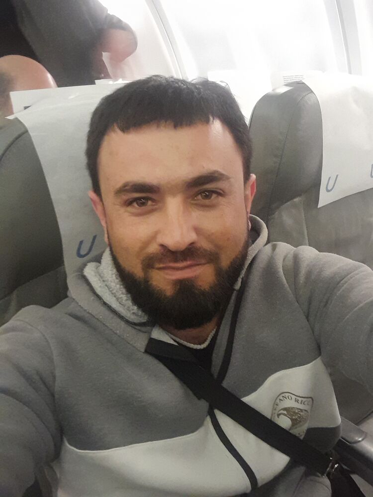  33937783  Elcin aliyev, 35 ,    