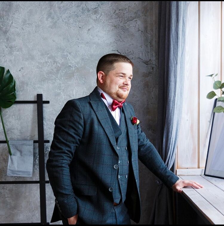  28403103  Konstantin, 33 ,    