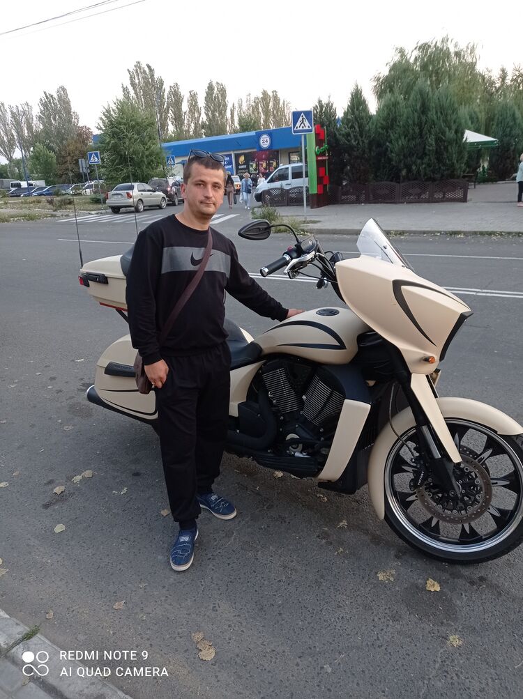  24163213  Denis, 29 ,    