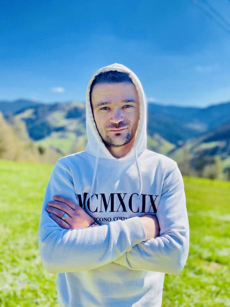  23044093  Ivan, 30 ,    Praha