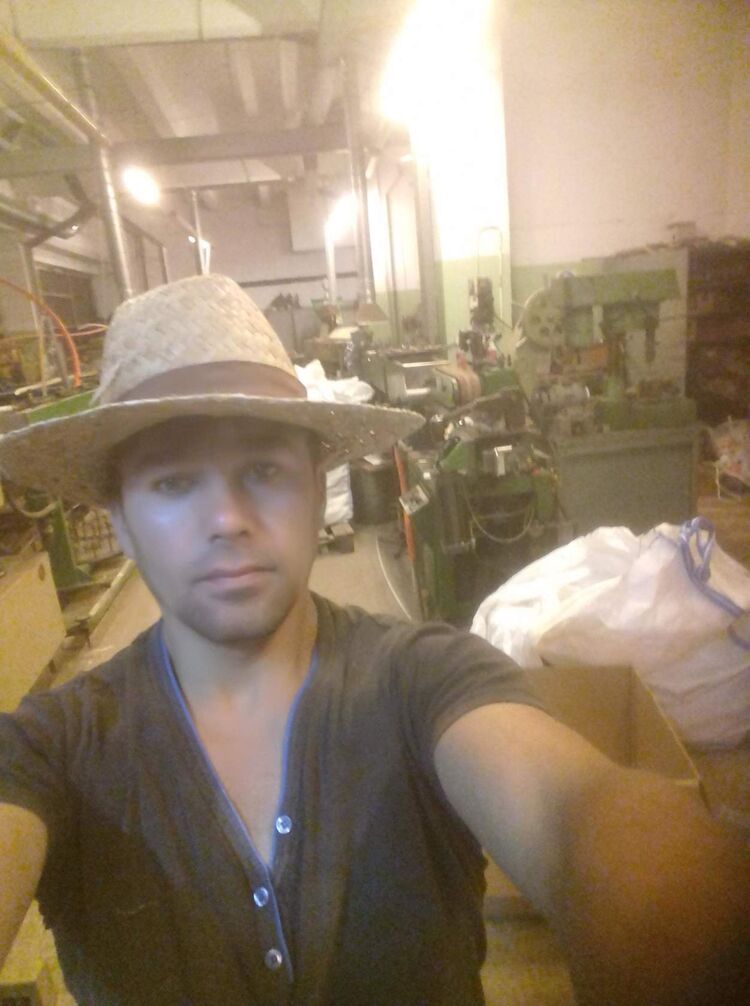  28451993  Ilhom, 40 ,    