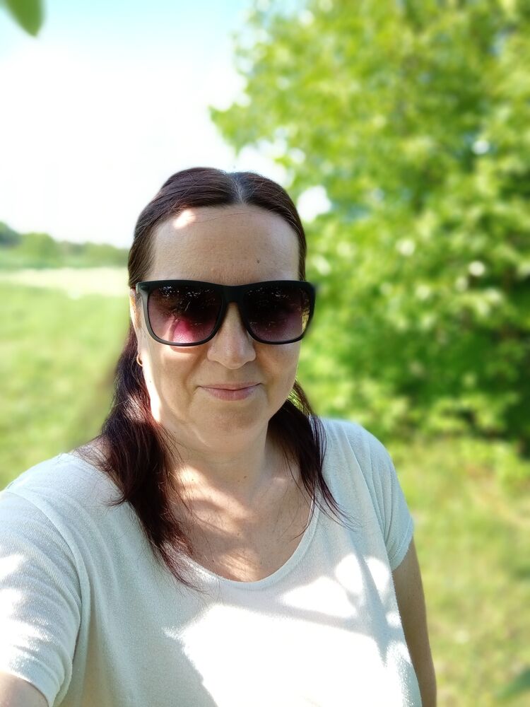  ,   Julia, 49 ,   