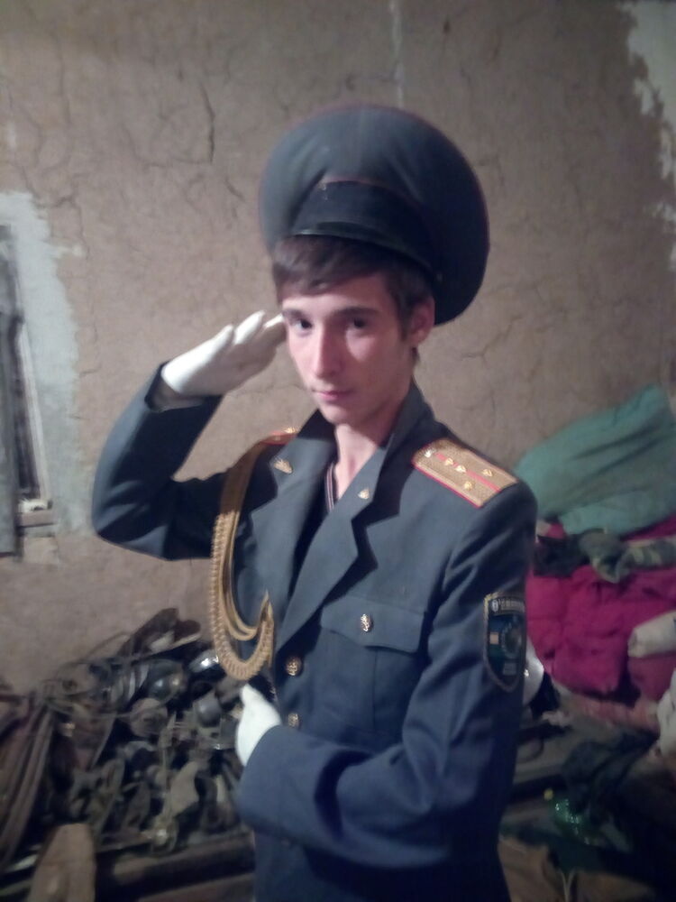  10986763  Viktor, 26 ,    