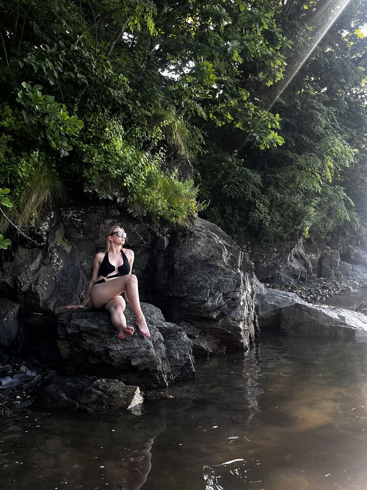  ,   Valeria, 20 ,   