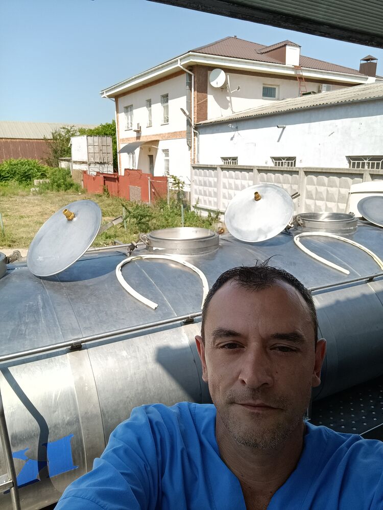  37445283  Alex, 46 ,    