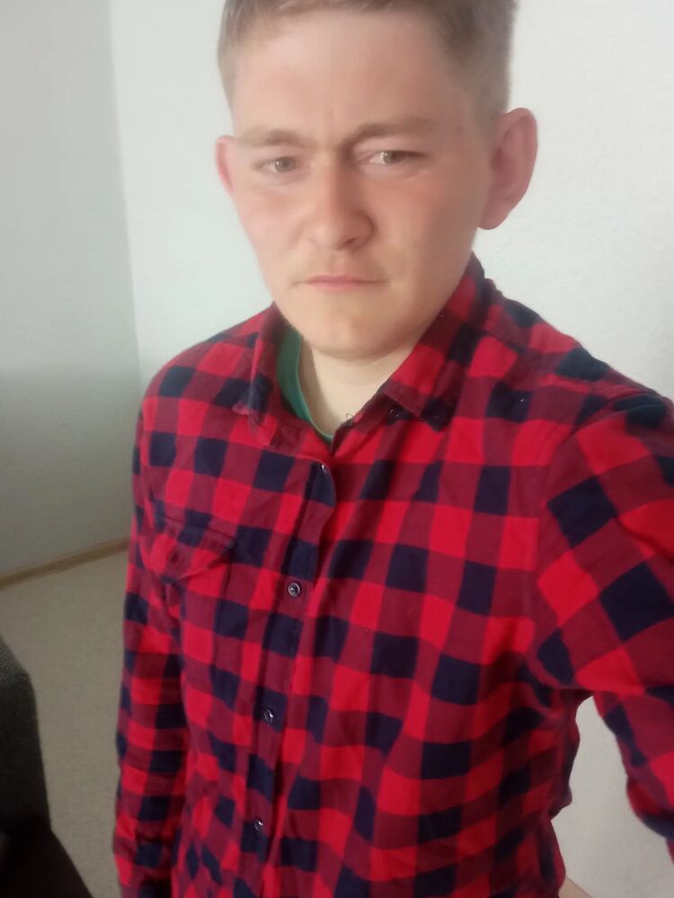 33808203  Anton, 26 ,    