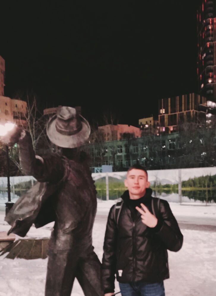  26303403  Viktor, 27 ,    