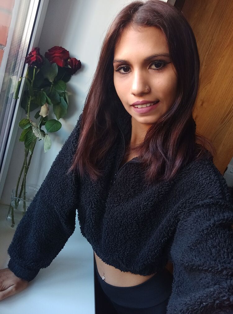  38923843  Yaenia, 26 ,    