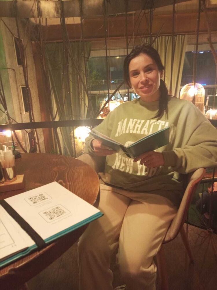  54116863  Elena, 40 ,    