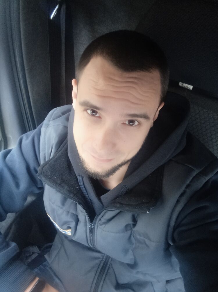  40488103  Roman, 37 ,    
