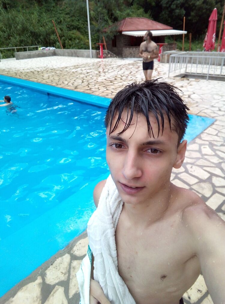  20580683  Narek, 23 ,    