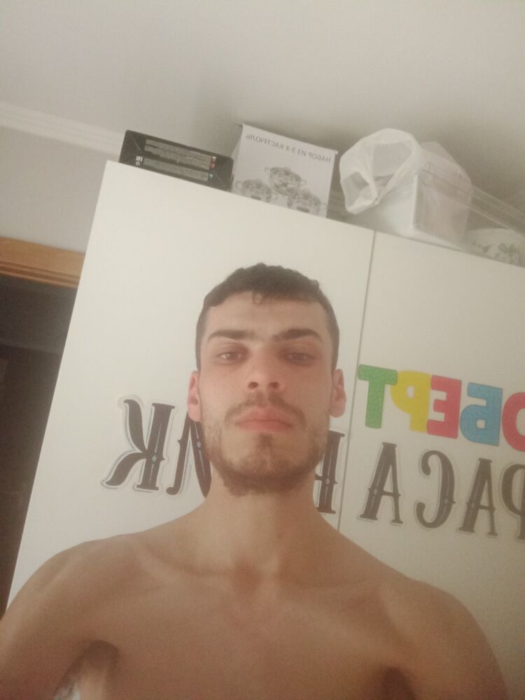  41483573  Robert, 28 ,    