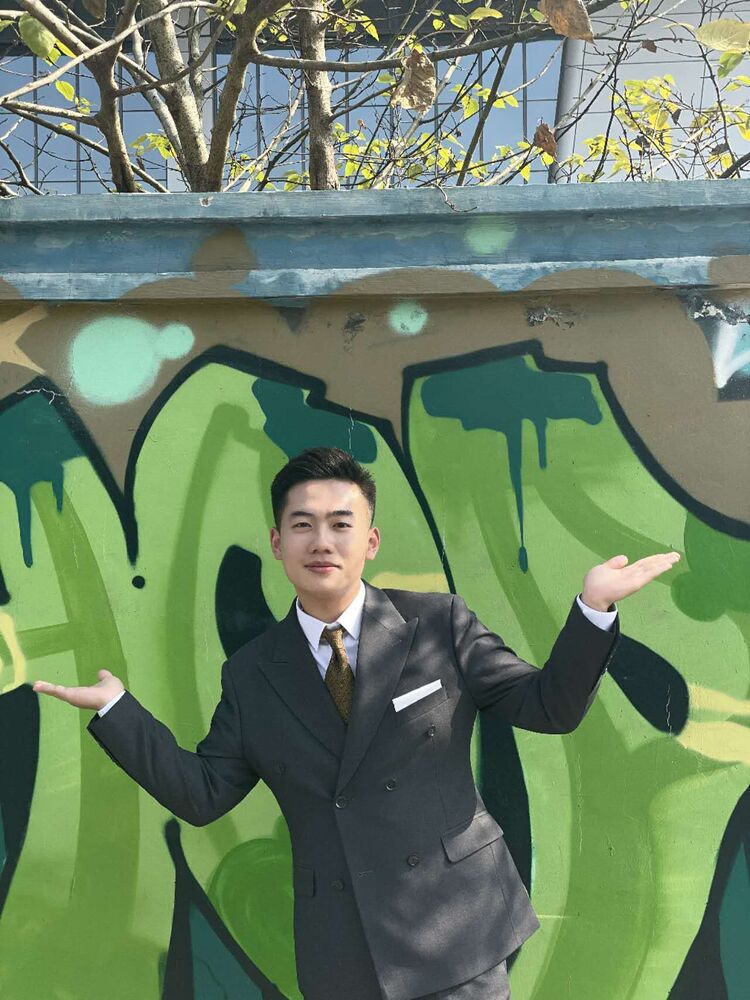  38535323  Elliot Huang, 24 ,    