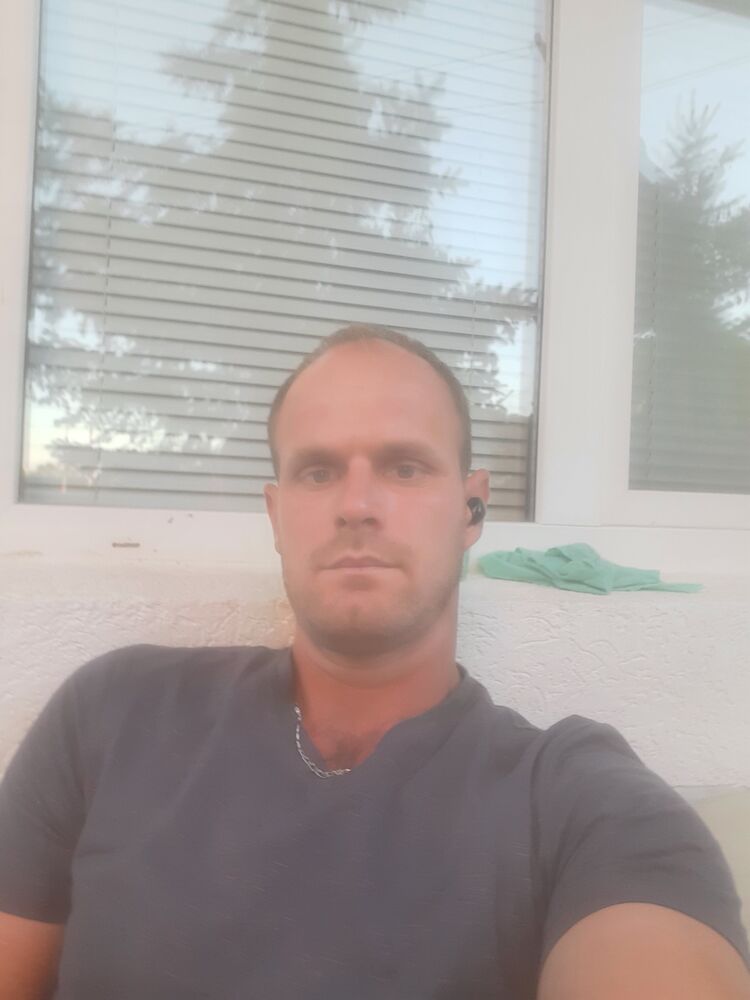  37002273  Denis, 33 ,    