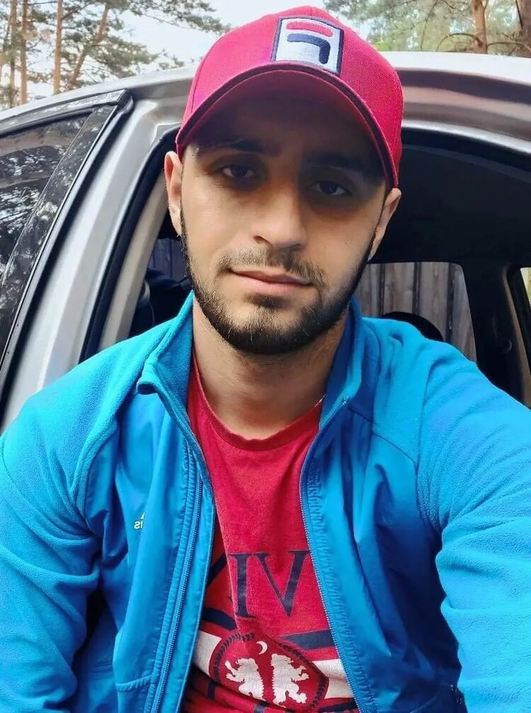  33176763  Arman, 26 ,    