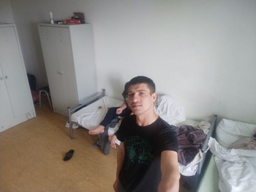  ,   Valentine, 32 ,   ,   