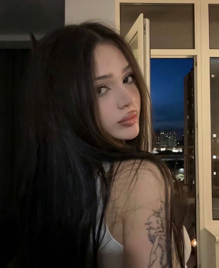  53270883  Elina, 19 ,    
