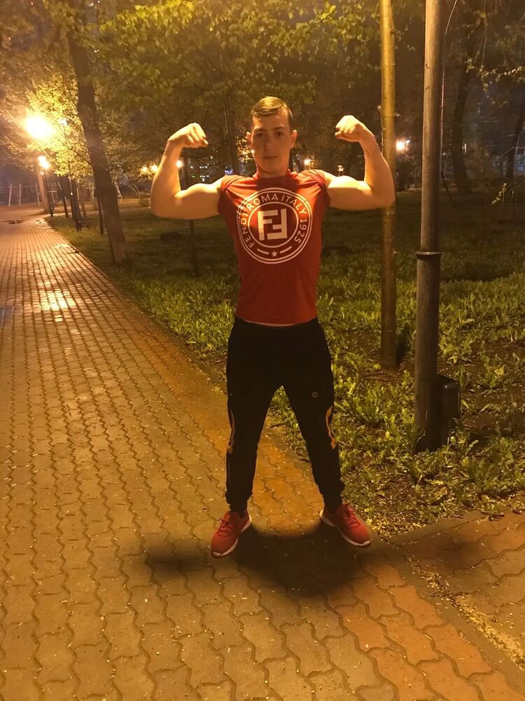  38218063  Viktor, 24 ,    