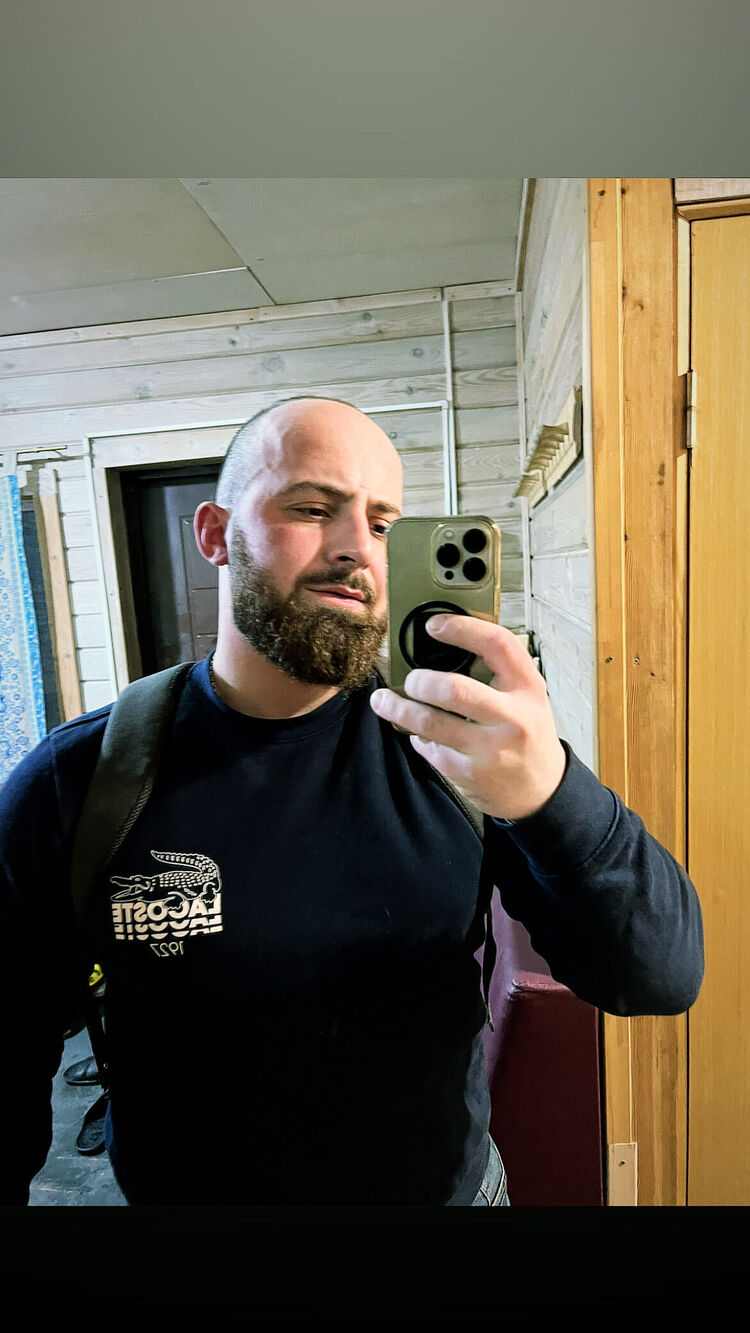  33570233  Sarkiss, 29 ,    -