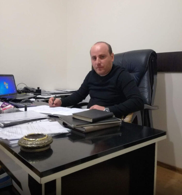  15977773  Temuri, 40 ,    