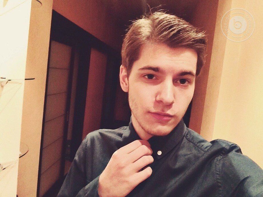 Селфи парня дома
