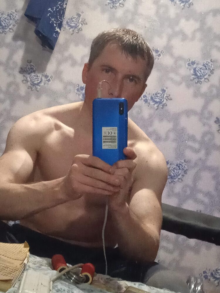  32729733  Andrej, 37 ,    