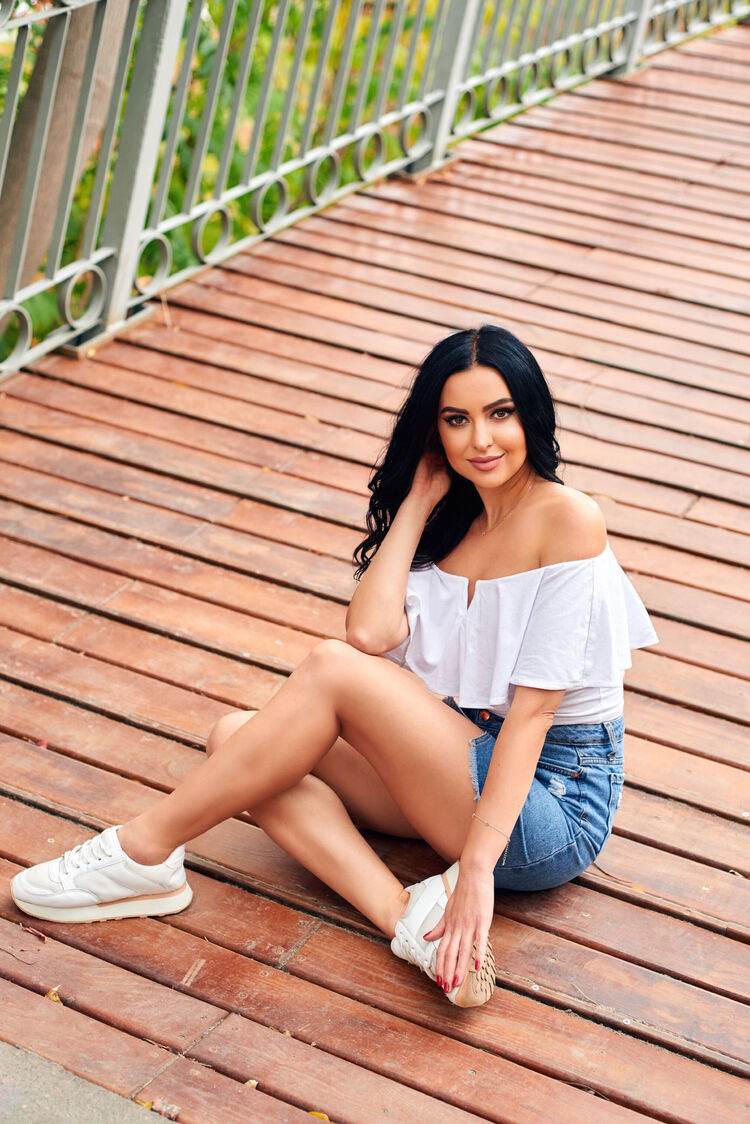  25252093  Elena, 37 ,    