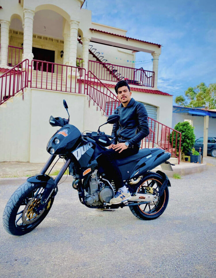  33982053  Hussain, 25 ,    Tunis