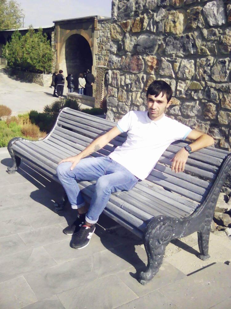  22848253  Artur, 33 ,    