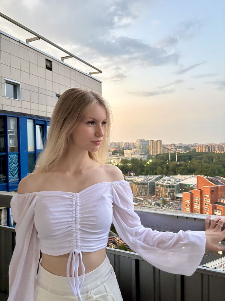  53637023  Erika, 19 ,    -