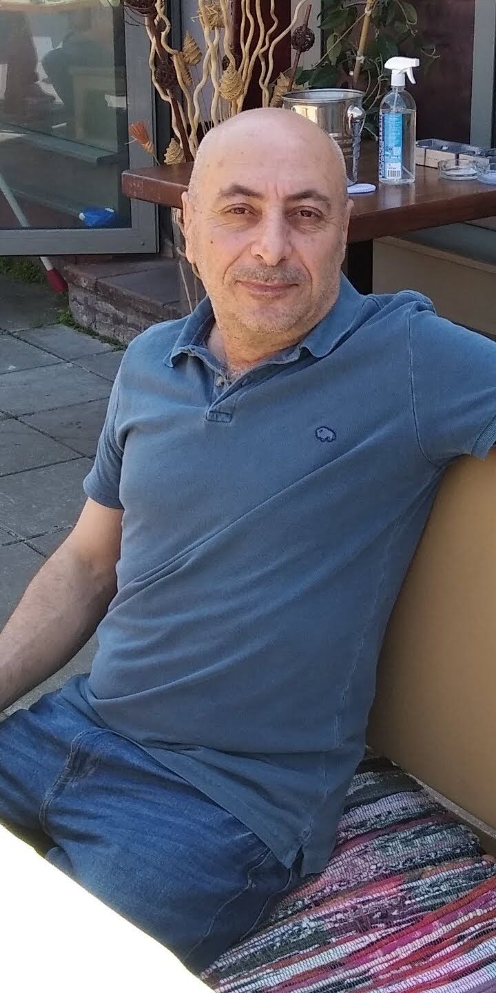  37402713  Artur, 56 ,    