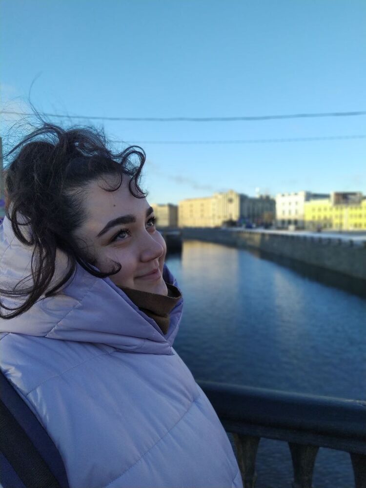  49872303  Feride, 25 ,    