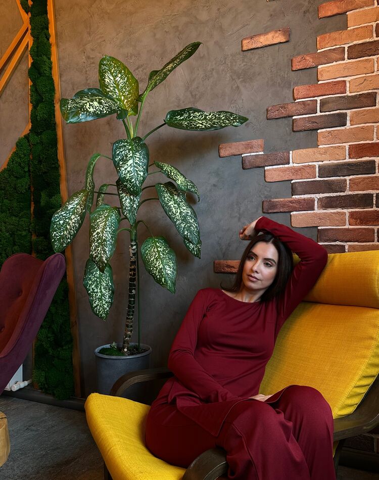  ,   Viktoria, 40 ,   c 