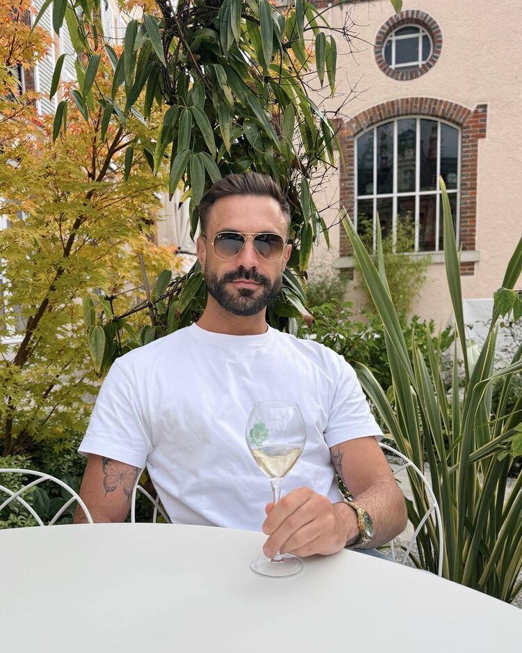  54128823  , 35 ,    -