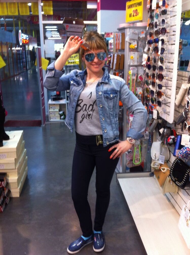  ,   Olia, 44 ,  