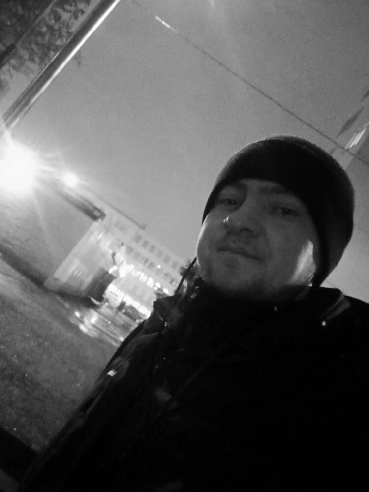  30004353  Stanislav, 33 ,    
