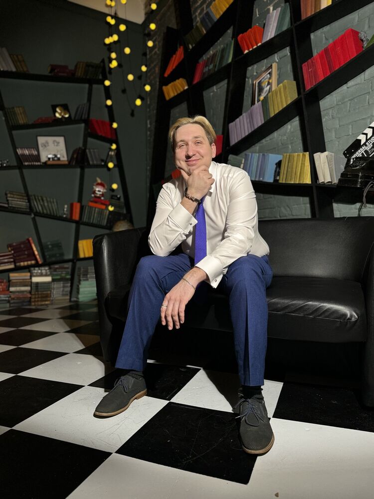  53048053  , 37 ,    --