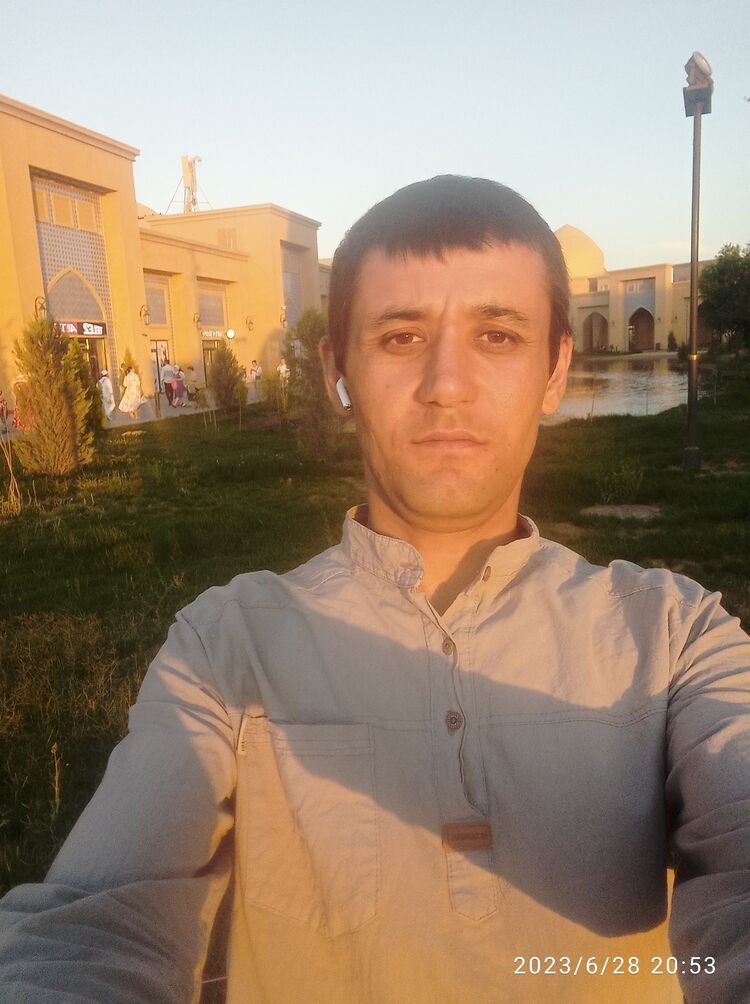  43037993  Maks, 33 ,    