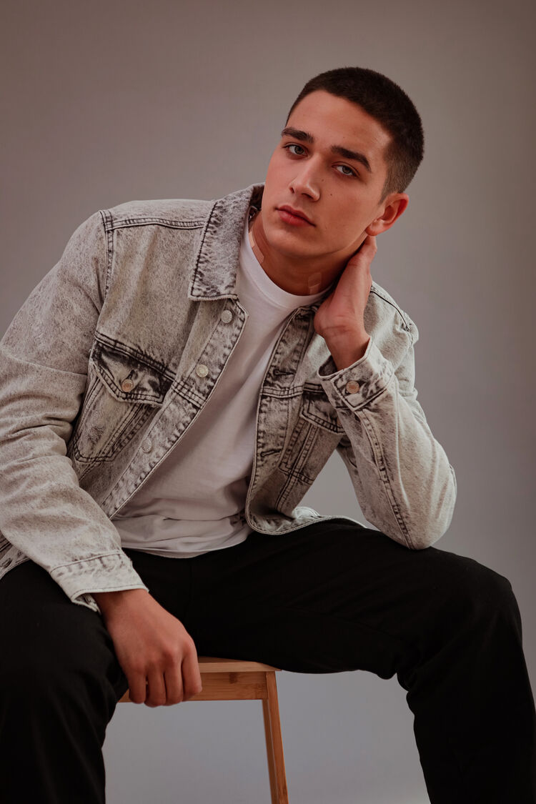  28018983  Vlad, 23 ,    