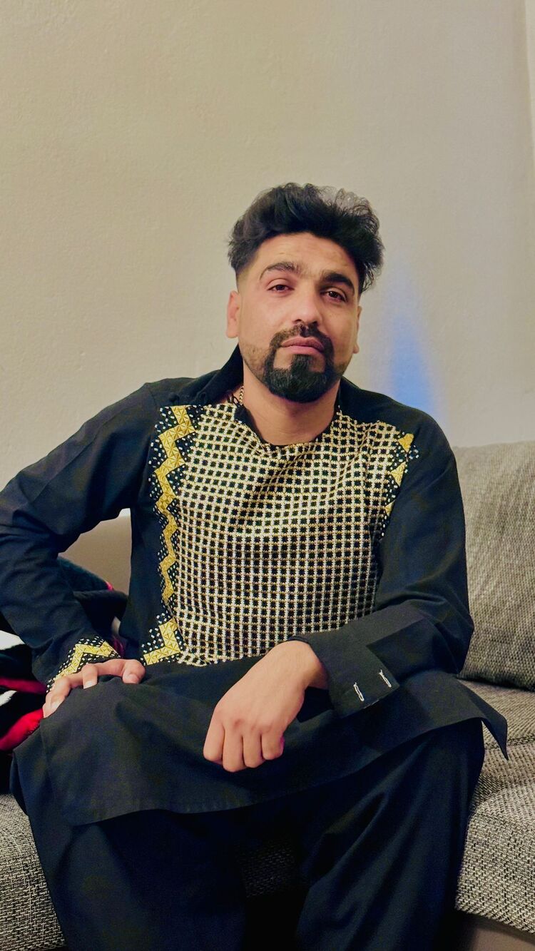  42892823  Khan, 28 ,    