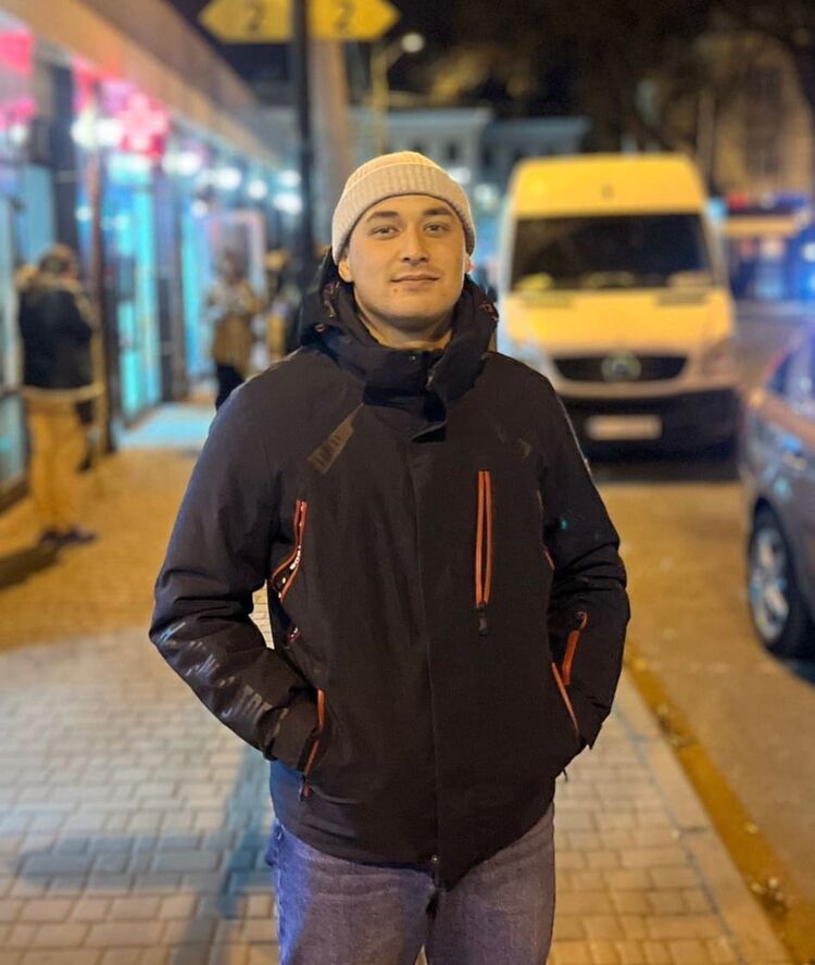  43544133  Viktor, 26 ,    
