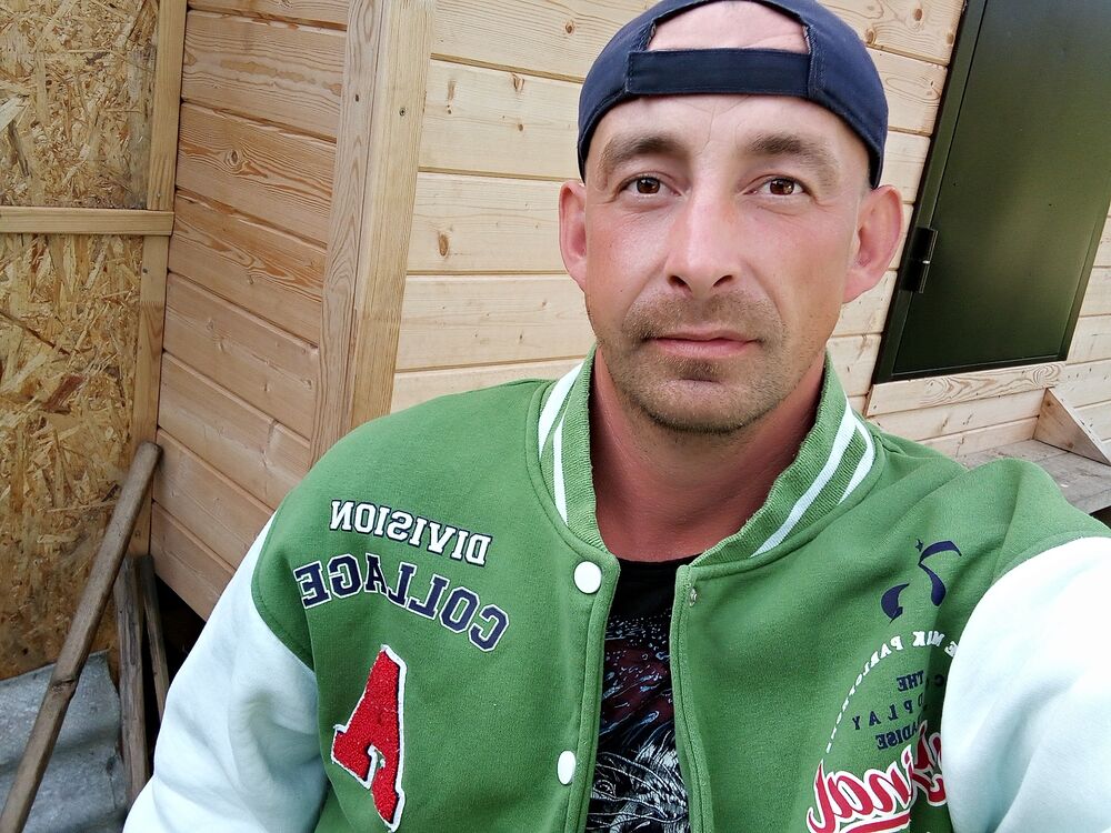  38627333  Pavel, 32 ,    