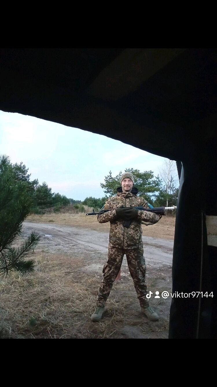  44016113  Viktor, 27 ,    