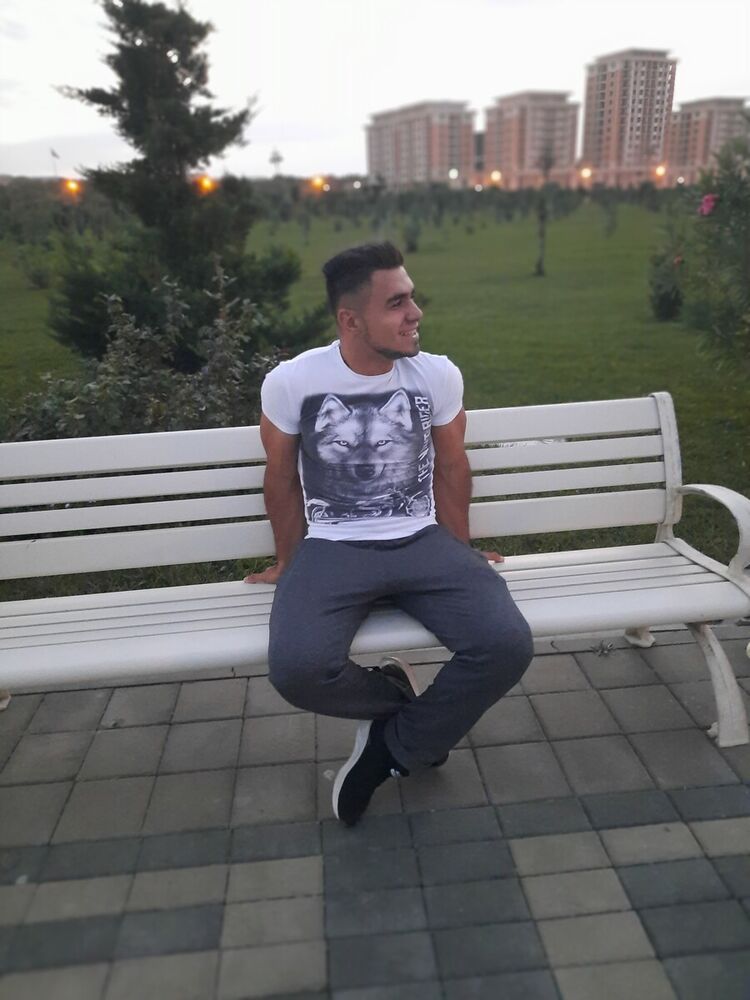  21944733  Elyar, 24 ,    