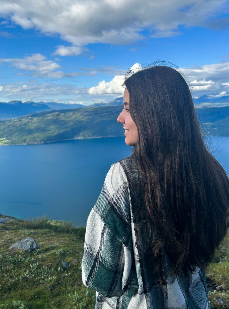  Svolvaer,   Snezhana, 18 ,   ,   