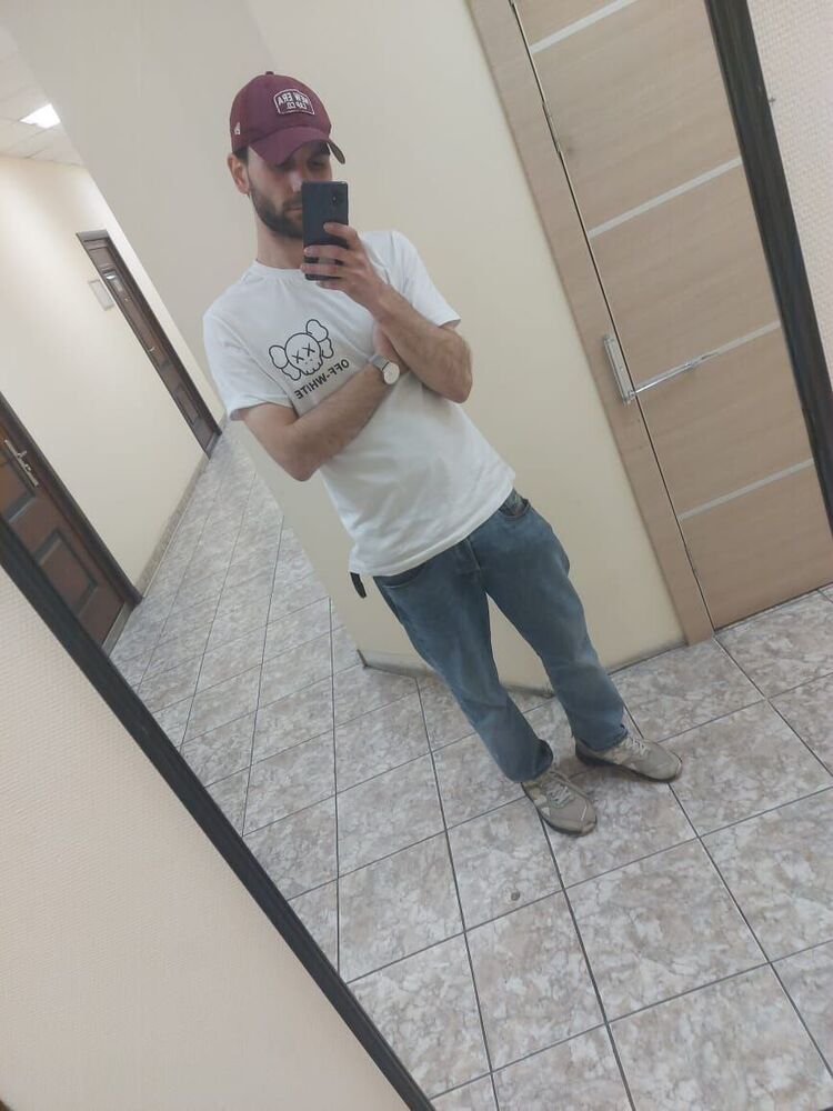  48798083  German, 28 ,    