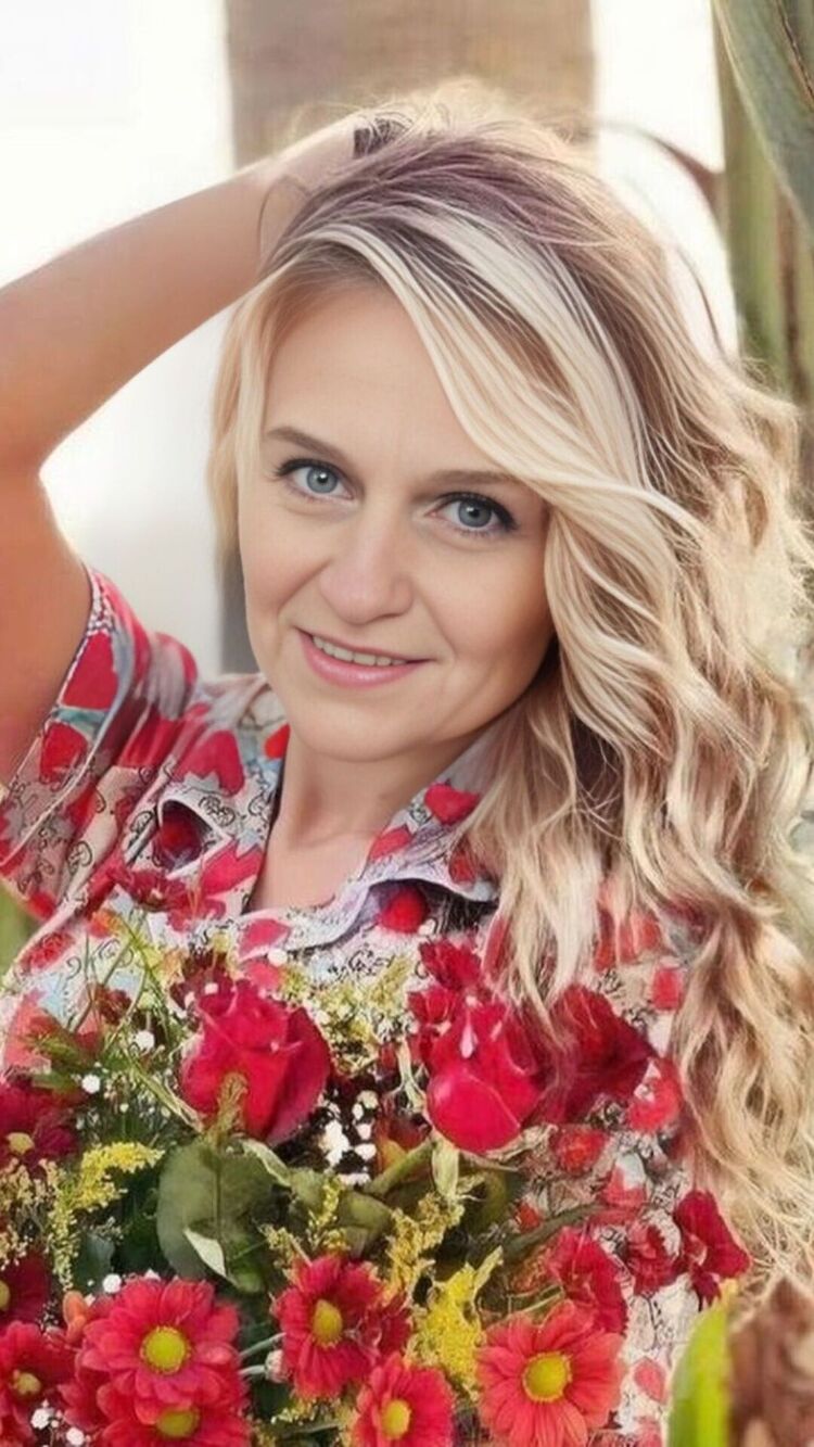  53379273  Lola, 49 ,    