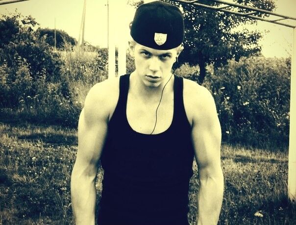  4531043  Artur, 49 ,    