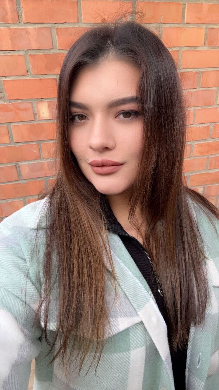  ,   Anastasia, 23 ,  