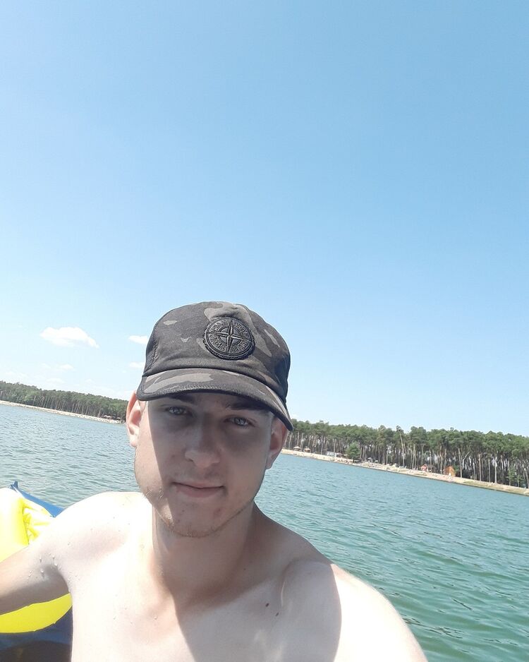  17006363  Cristian, 23 ,    Praha